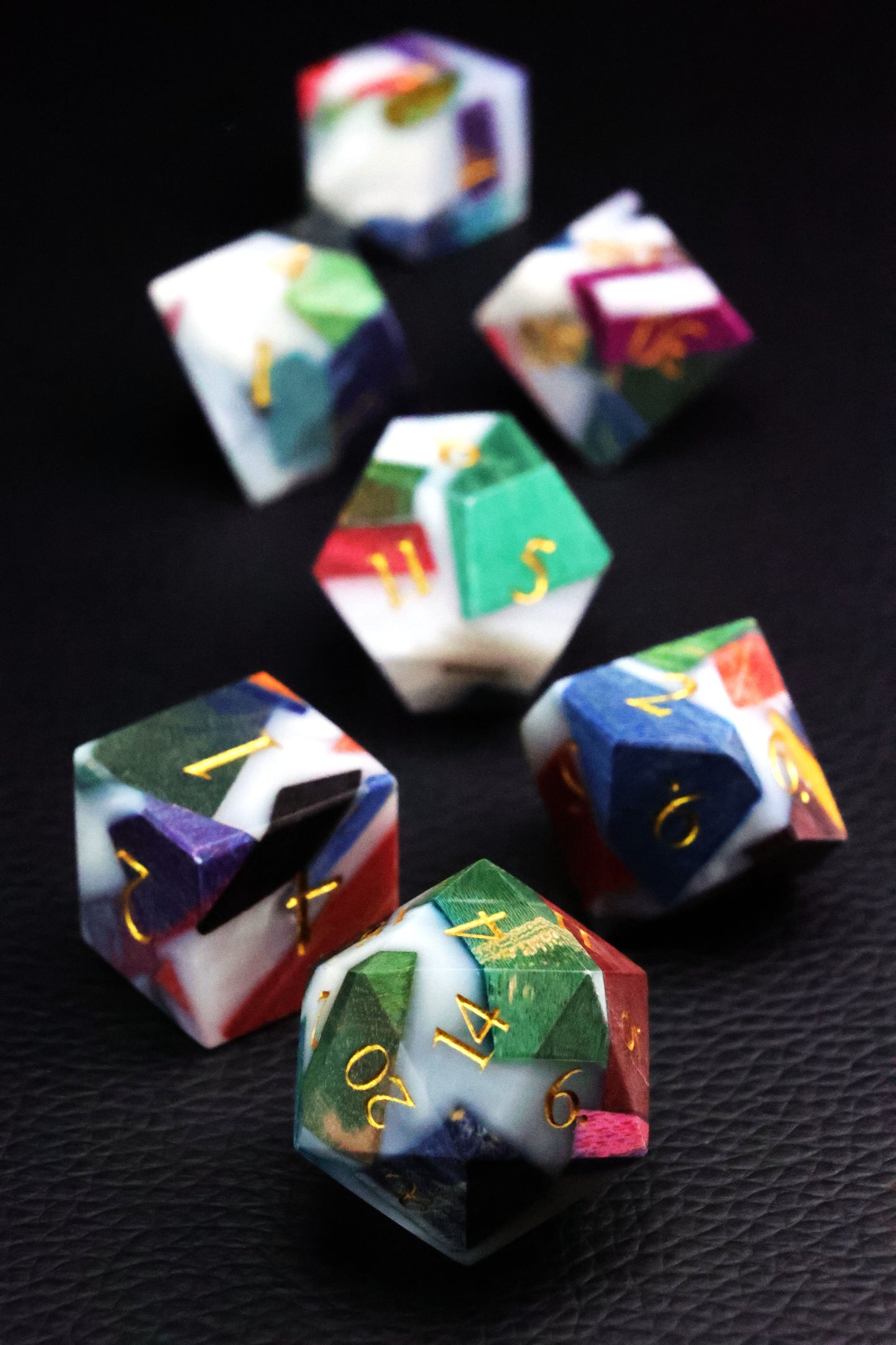 **Victory Renaissance – Mixed-Color Artistic Wooden Dice