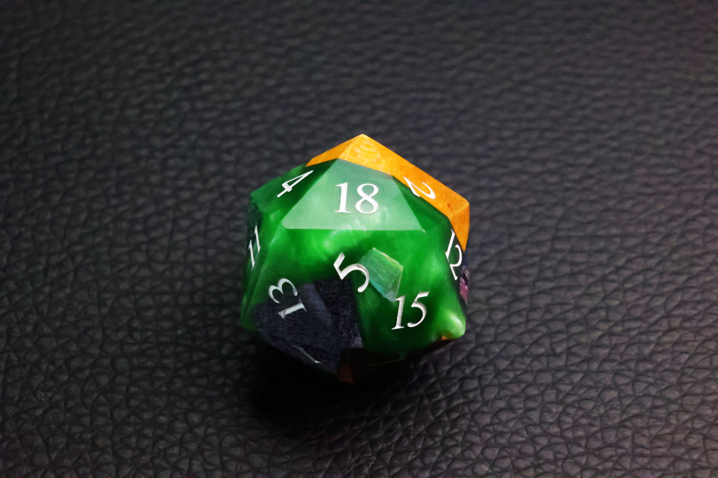 **Victory Renaissance – Mixed-Color Artistic Wooden Dice