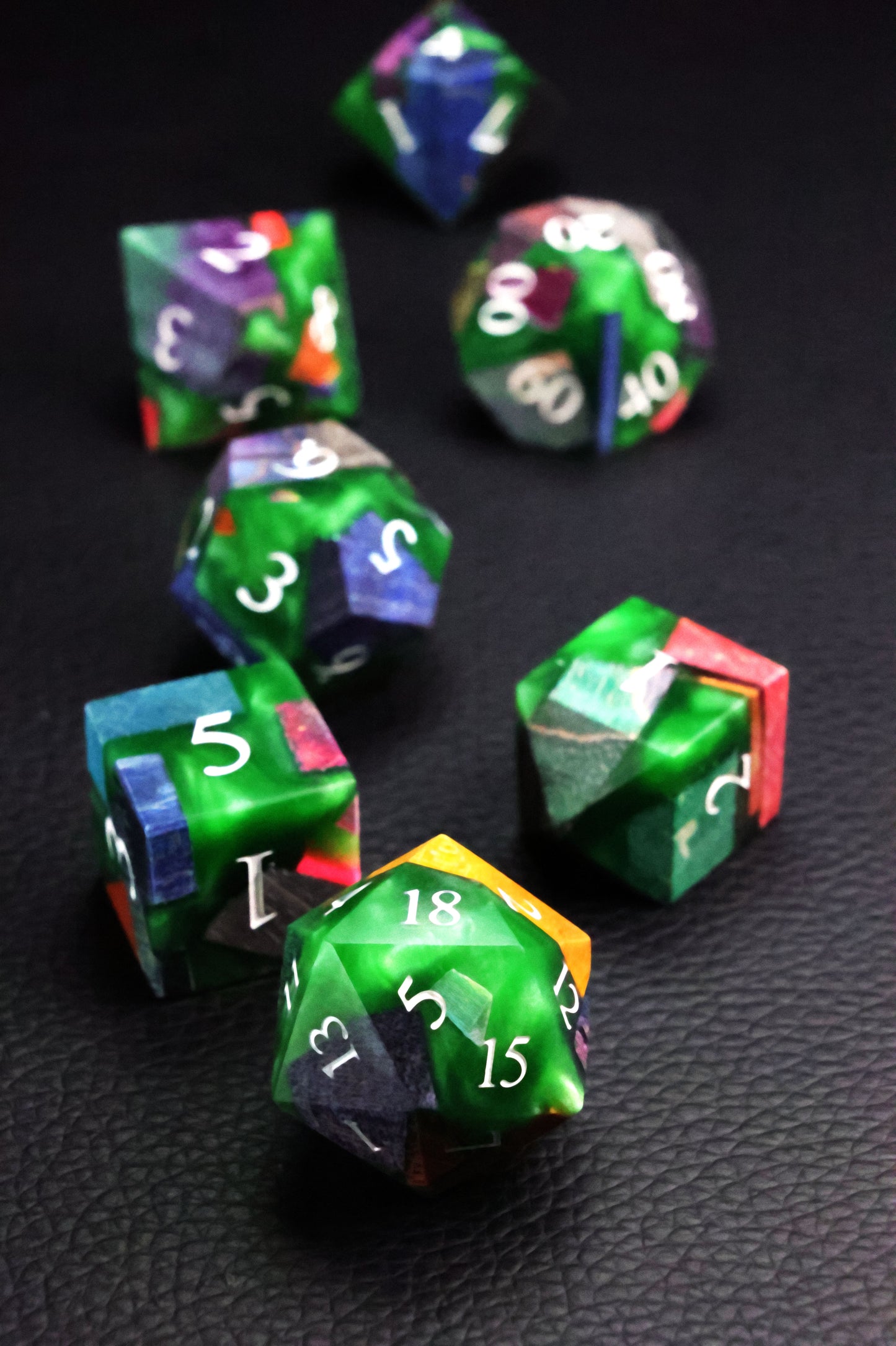 **Victory Renaissance – Mixed-Color Artistic Wooden Dice
