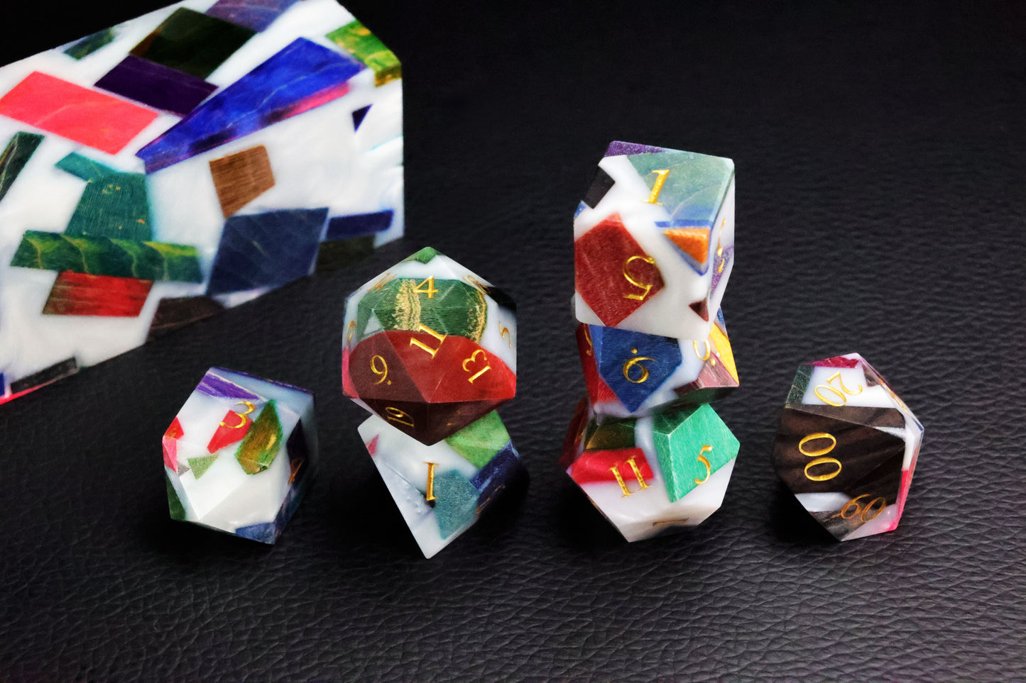 **Victory Renaissance – Mixed-Color Artistic Wooden Dice