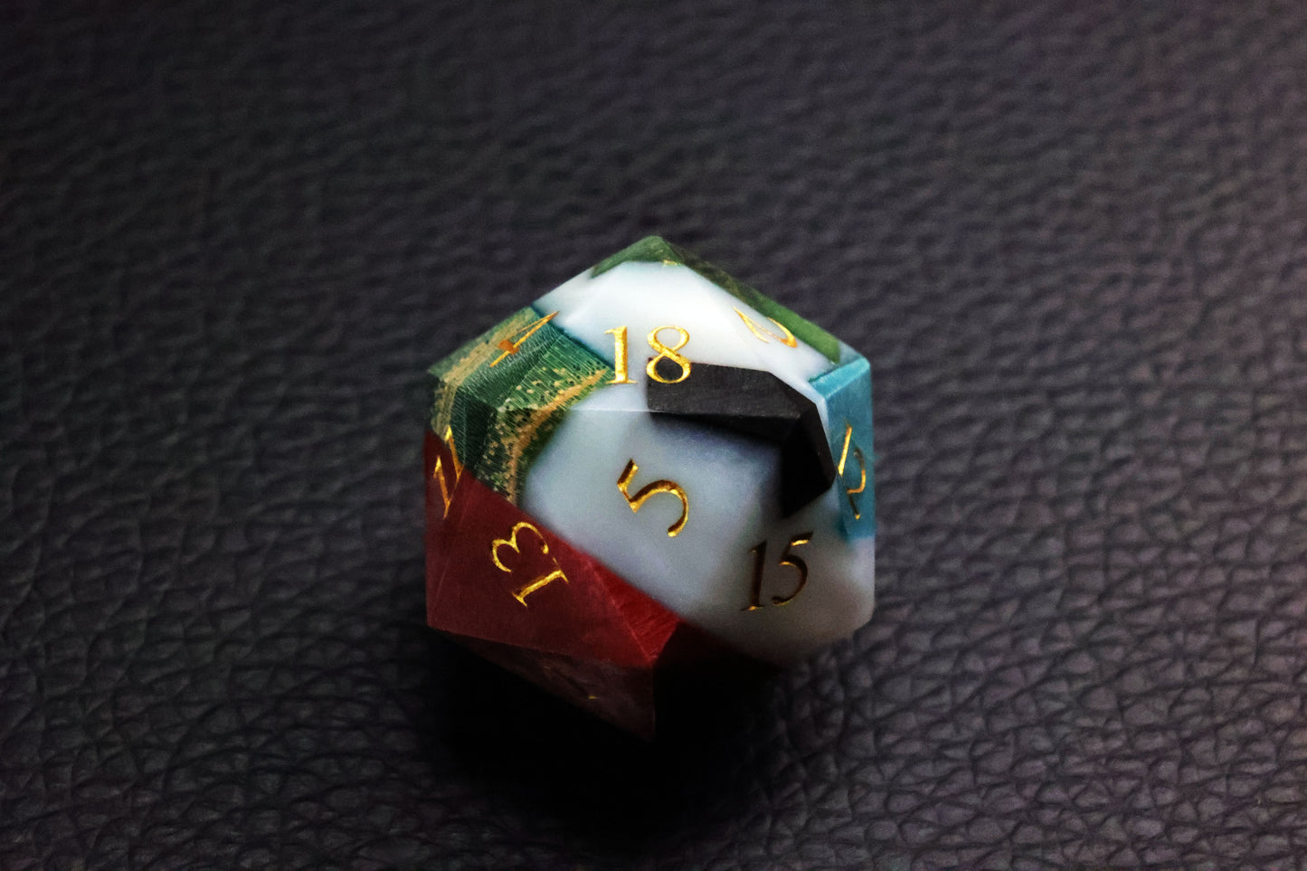 **Victory Renaissance – Mixed-Color Artistic Wooden Dice
